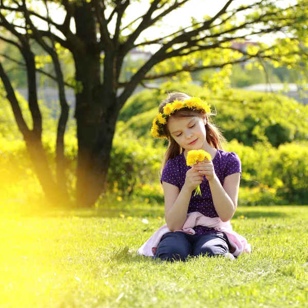Menina Adorável Com Coroa Flores Parque — Fotografia de Stock
