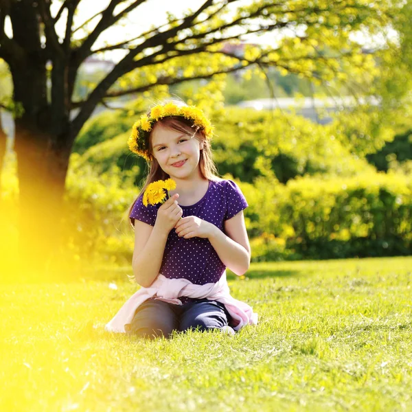 Parkta Çiçek Kafa Çelenk Ile Sevimli Küçük Kız — Stok fotoğraf