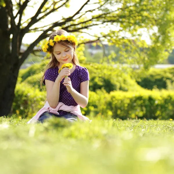 Adorable Petite Fille Avec Couronne Tête Florale Parc — Photo