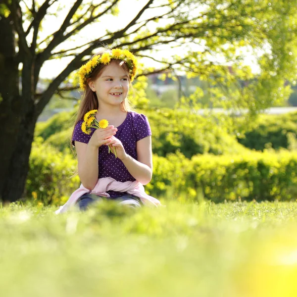 Adorabile Bambina Con Corona Teste Floreali Parco — Foto Stock