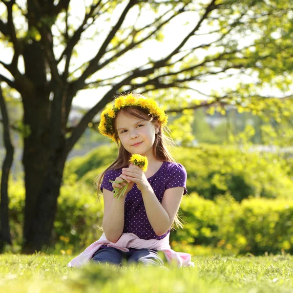 Adorable Petite Fille Avec Couronne Tête Florale Parc — Photo