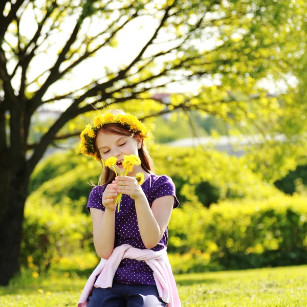 Menina Adorável Com Coroa Flores Parque — Fotografia de Stock