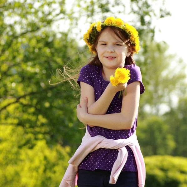 公園で花の頭の花輪を持つ愛らしい小さな女の子 — ストック写真