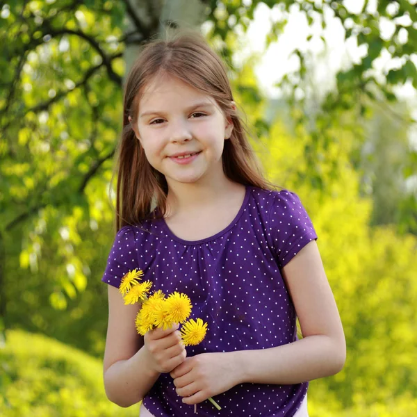 Enfant avec couronne de tête florale — Photo