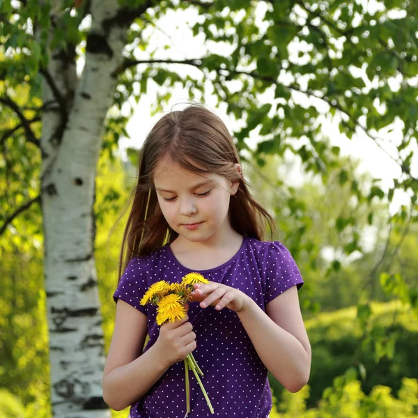 Kid met florale hoofd krans — Stockfoto