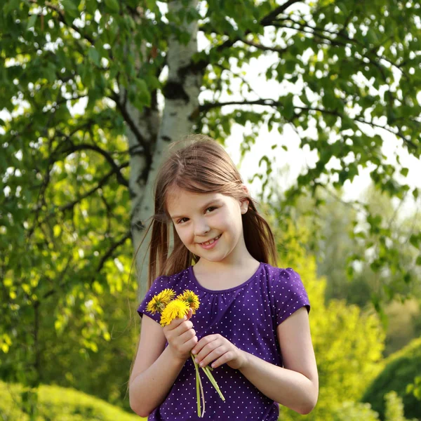 頭花の花輪を持つ子供します。 — ストック写真