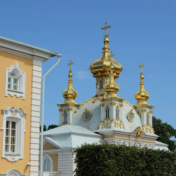 ペテルゴフで聖人ペトロとパウロの宮殿教会. — ストック写真
