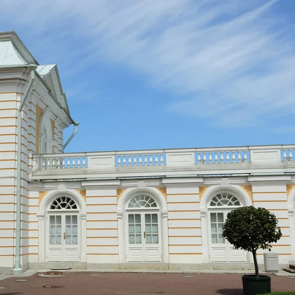 Palace church of Saints Peter and Paul in Peterhof. — Stock Photo, Image