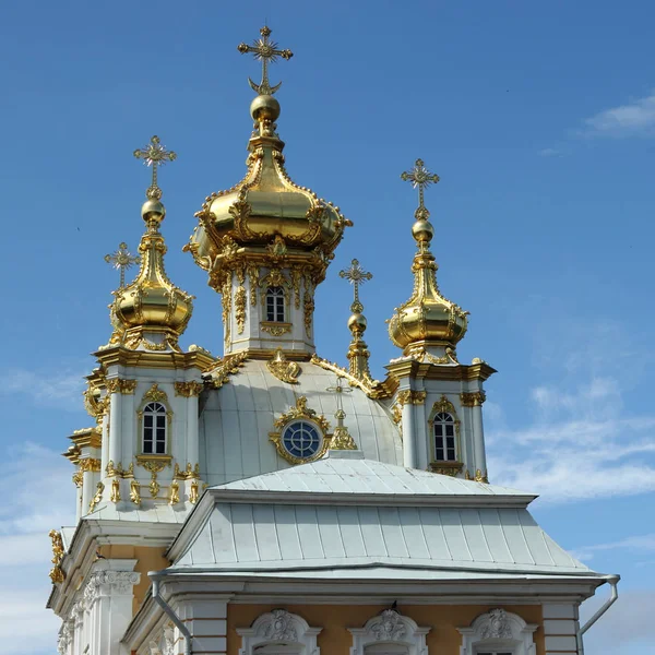 Paleis kerk van de heiligen Petrus en Paulus in peterhof. — Stockfoto