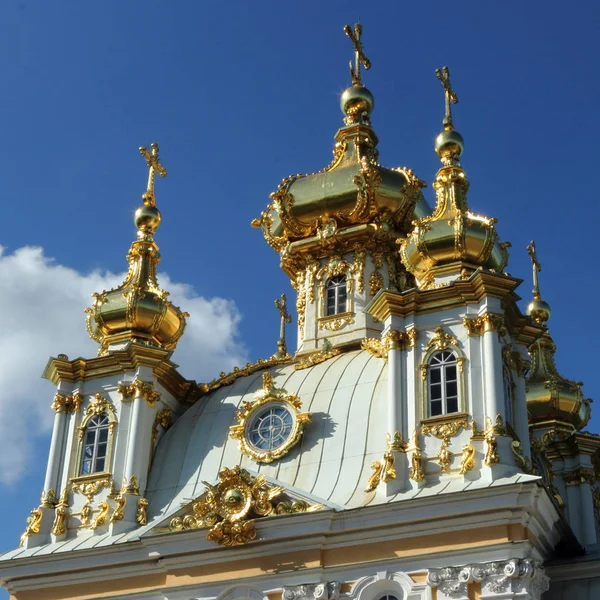 Palazzo dei Santi Pietro e Paolo a Peterhof . — Foto Stock