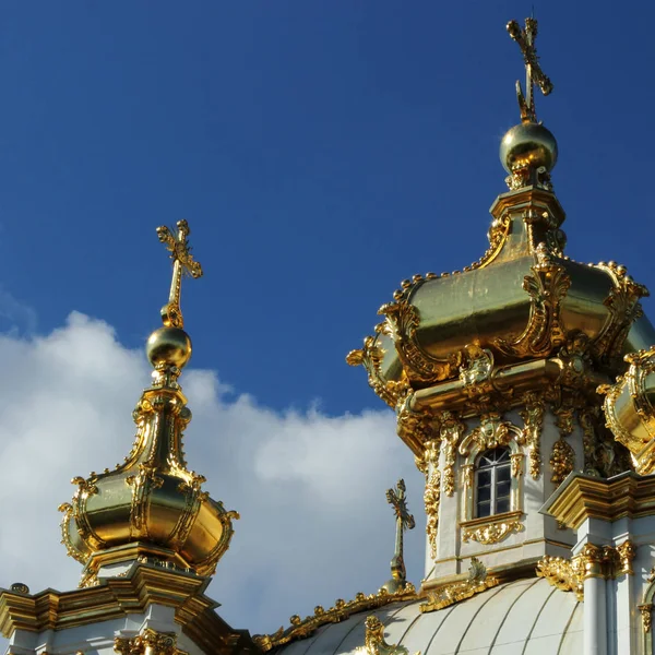 Palazzo dei Santi Pietro e Paolo a Peterhof . — Foto Stock