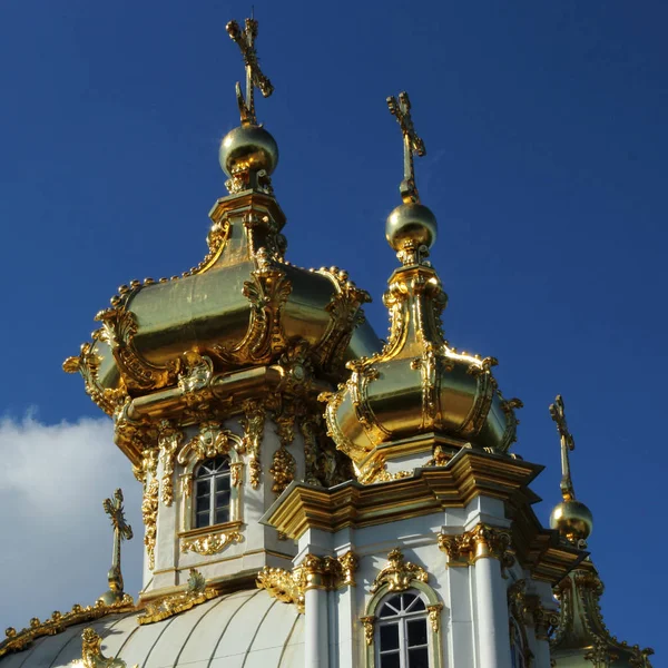 Palazzo dei Santi Pietro e Paolo a Peterhof . — Foto Stock