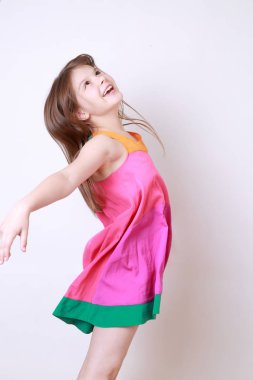 küçük kız kameraya poz