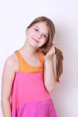 küçük kız kameraya poz