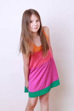 Sarışın küçük kız kameraya poz