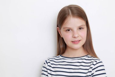 Güzel güzel ve duygusal küçük kız portresi