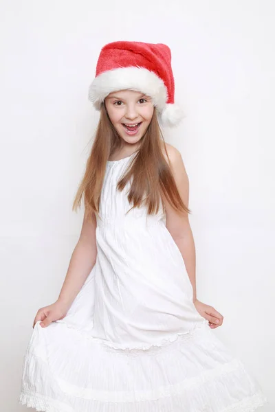 サンタの帽子の少女の季節スタジオ ポートレート — ストック写真