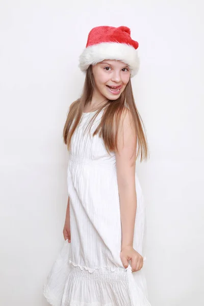 Säsongsöppen Studio Porträtt Liten Flicka Santa Hatt — Stockfoto