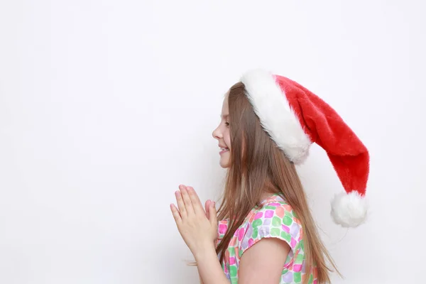 Atelierbild Eines Kleinen Mädchens Mit Weihnachtsmütze — Stockfoto