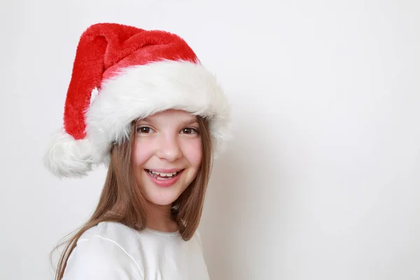 Девушка Шляпе Санта Клауса Позирует Перед Камерой — стоковое фото