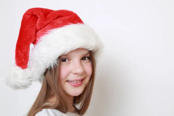 Dospívající Dívka Santa Hat Pózování Kameře — Stock fotografie