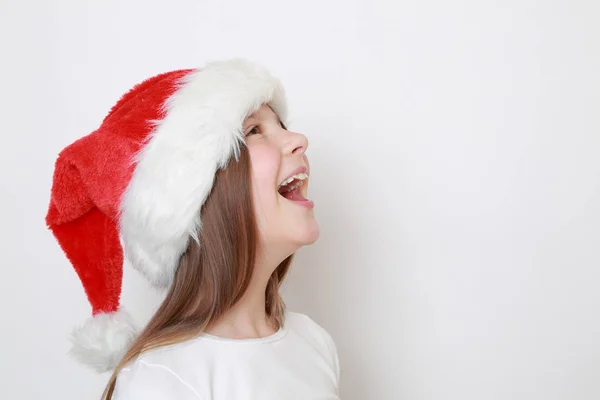 Teen Flicka Santa Hatt Poserar Kameran — Stockfoto