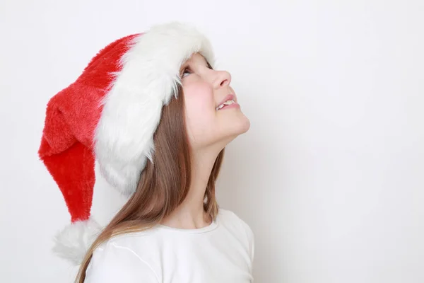 Santa Şapkalı Genç Kız Kamerada Poz Verdi — Stok fotoğraf