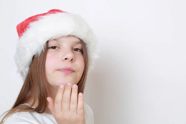 Tiener Meisje Kerstmuts Poseren Camera — Stockfoto