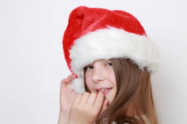 Teen Flicka Santa Hatt Poserar Kameran — Stockfoto