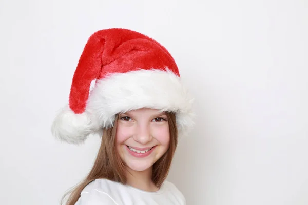 Teenie Mädchen Mit Weihnachtsmann Hut Posiert Vor Der Kamera — Stockfoto