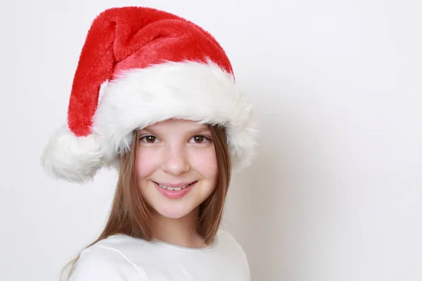 Tiener Meisje Kerstmuts Poseren Camera — Stockfoto