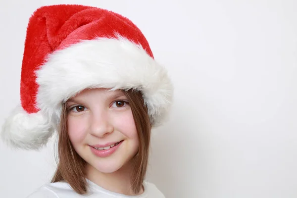 Девушка Шляпе Санта Клауса Позирует Перед Камерой — стоковое фото