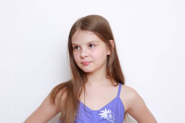 Genç kız stüdyo portre için poz