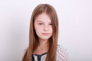 Komik ve mutlu genç stüdyo portre