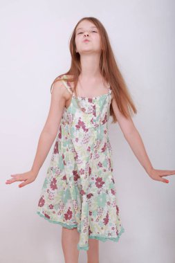 Komik ve mutlu genç stüdyo portre