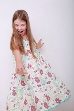 Komik ve mutlu genç stüdyo portre