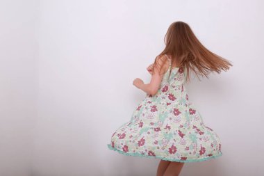 Komik ve mutlu beyaz çocuk stüdyo portre