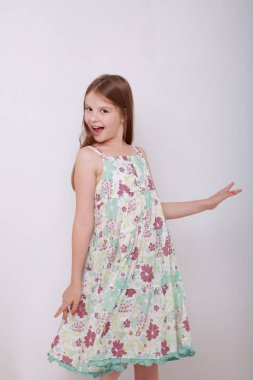 Komik ve mutlu beyaz çocuk stüdyo portre