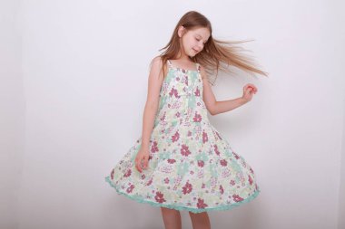 Komik ve mutlu beyaz çocuk stüdyo portre