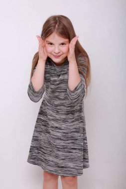 Komik ve mutlu beyaz çocuk stüdyo portre