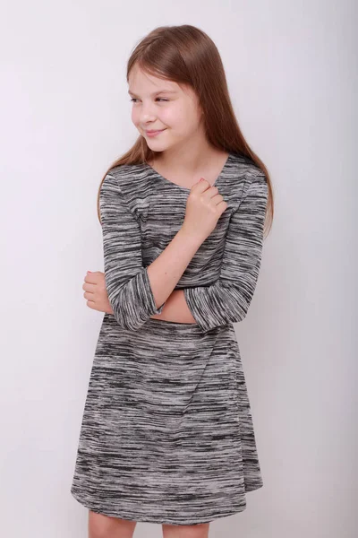 Komik ve mutlu beyaz çocuk stüdyo portre