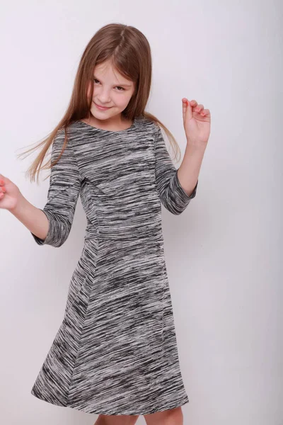 Komik ve mutlu beyaz çocuk stüdyo portre