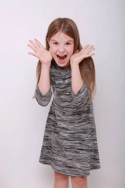 Komik ve mutlu beyaz çocuk stüdyo portre