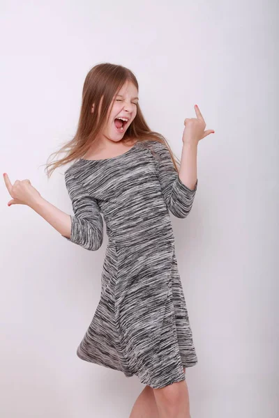 Komik ve mutlu beyaz çocuk stüdyo portre