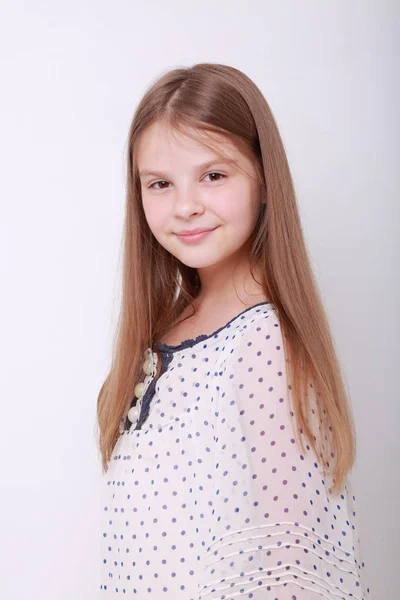 Rolig Och Glad Kaukasiska Kid Studio Porträtt — Stockfoto
