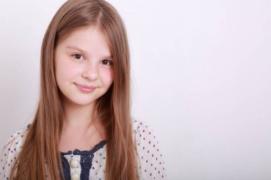 Komik ve mutlu beyaz çocuk stüdyo portre