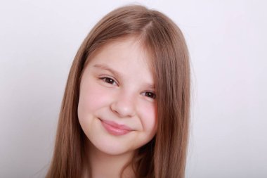 Komik ve mutlu beyaz çocuk stüdyo portre