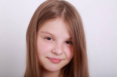 Komik ve mutlu beyaz çocuk stüdyo portre