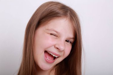 Komik ve mutlu beyaz çocuk stüdyo portre