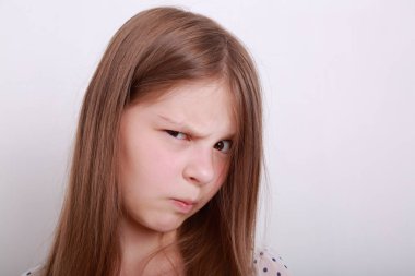 Komik ve mutlu beyaz çocuk stüdyo portre